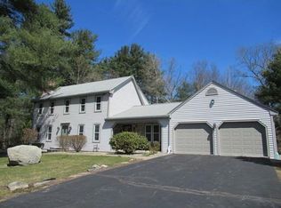 8 Crestview Dr, Uxbridge, MA 01569