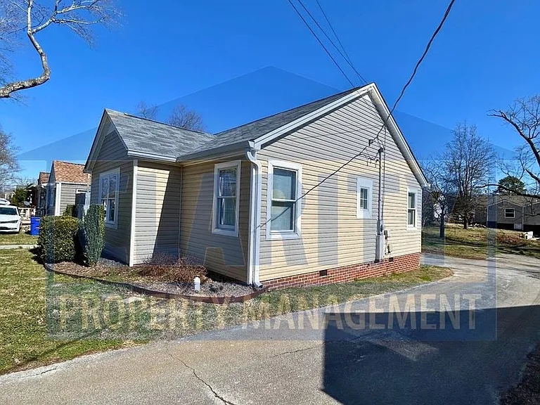 1102 Georgetown Rd NW — Photo 4
