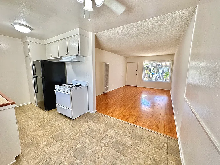 8750 Woodman Ave #18 — Photo 5