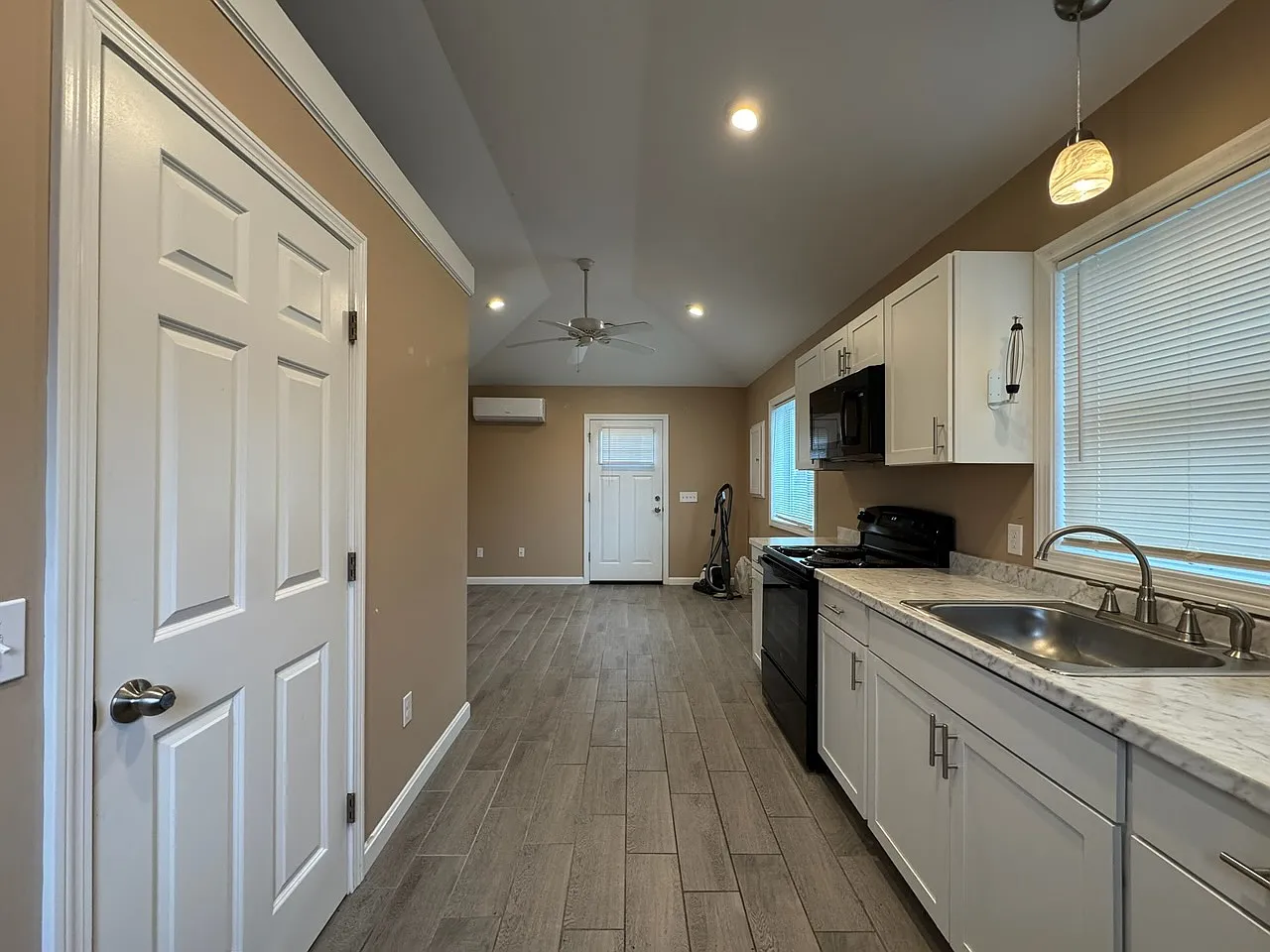 1 bed, 650 sqft, $1,800 — Photo 2
