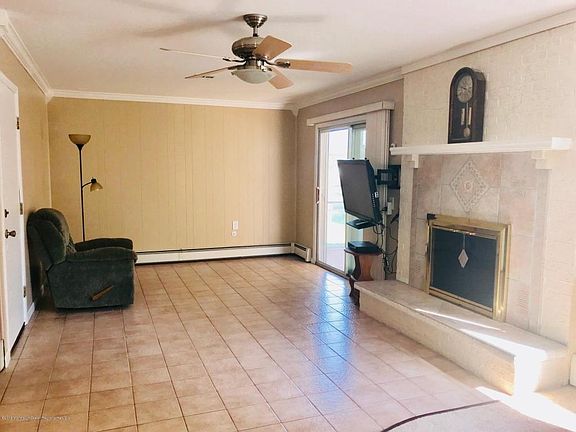 4th image of 99 Hyannis St