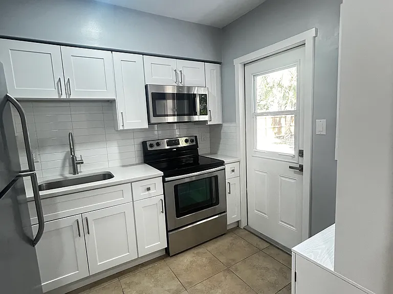 233 41st Ave NE — Photo 3
