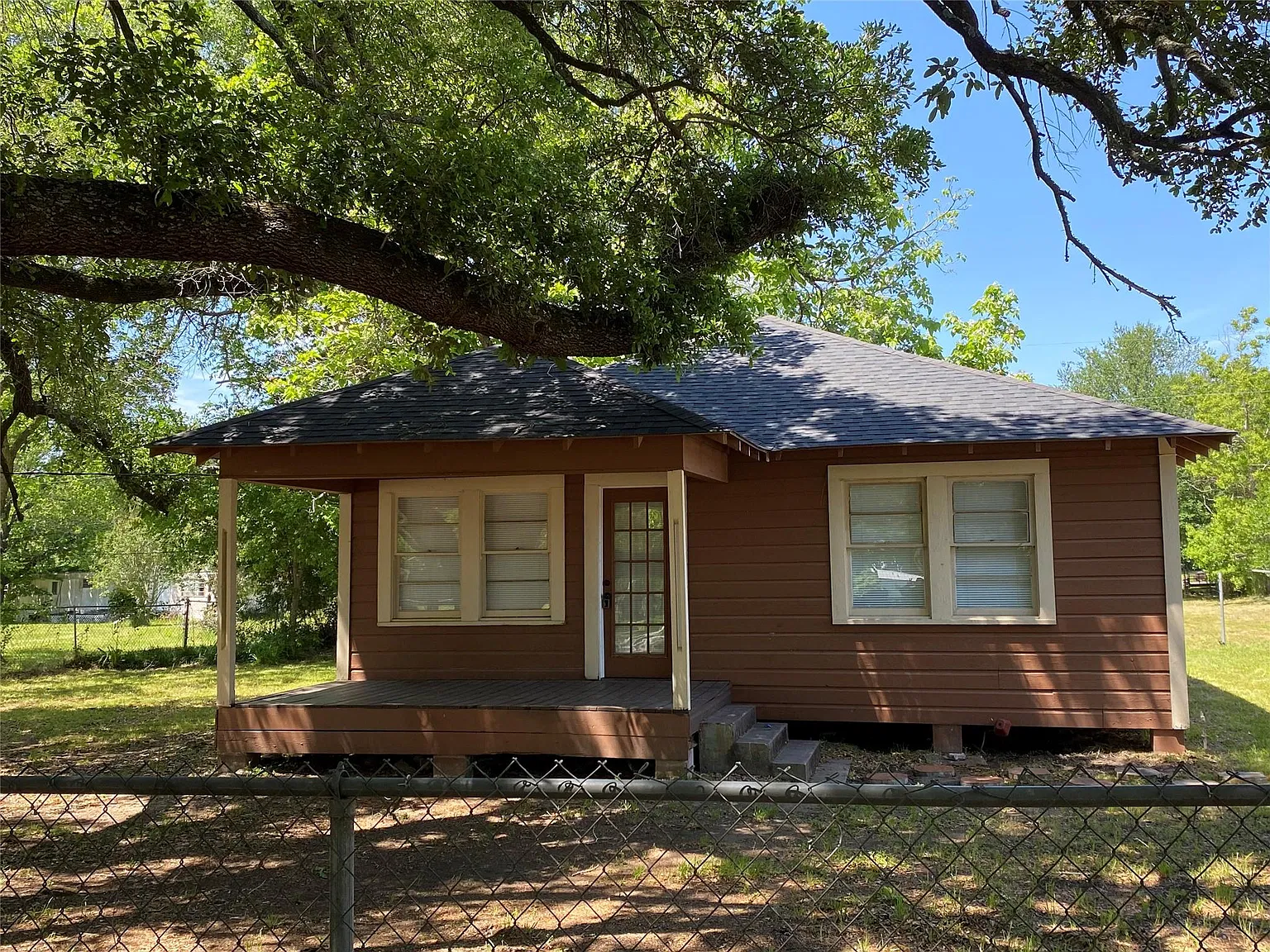 3 bed, 1.0 bath, 1104 sqft, $1,200 — Photo 1