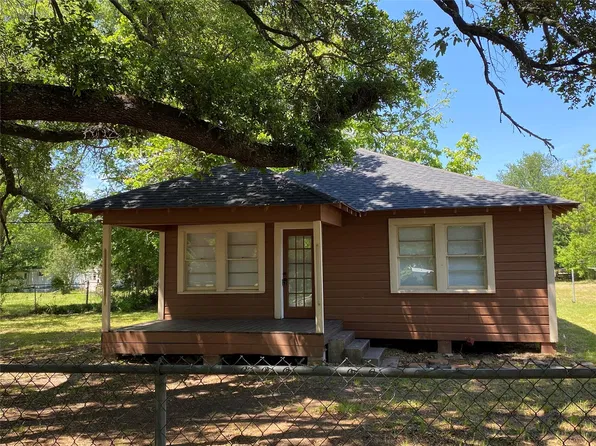 104 5th St, Trinity, TX 75862
