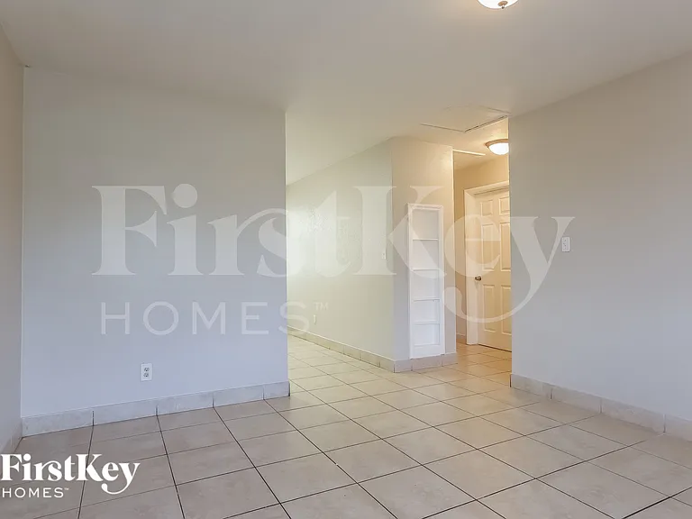 1901 SW 67th Ter — Photo 6