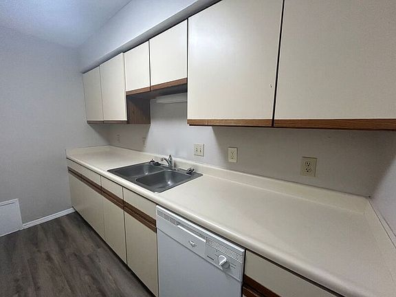 5th image of 647 Hidden Valley Ct