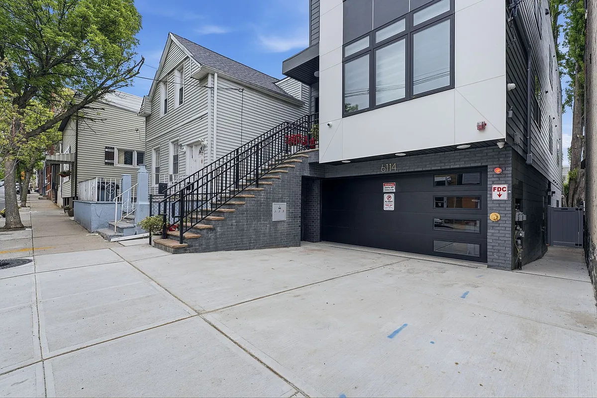 Building Photo - 6114 Jackson St #2