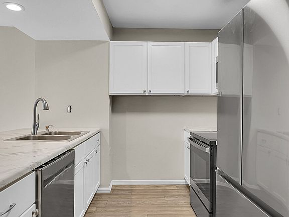 4th image of 2321 Lexington Village Ln