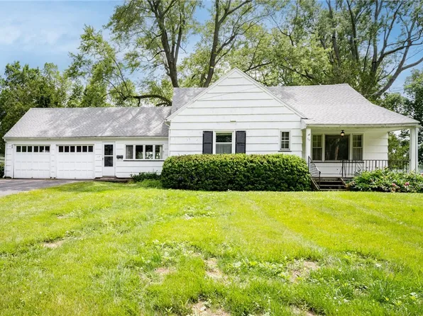 117 Country Ln, Penfield, NY 14526