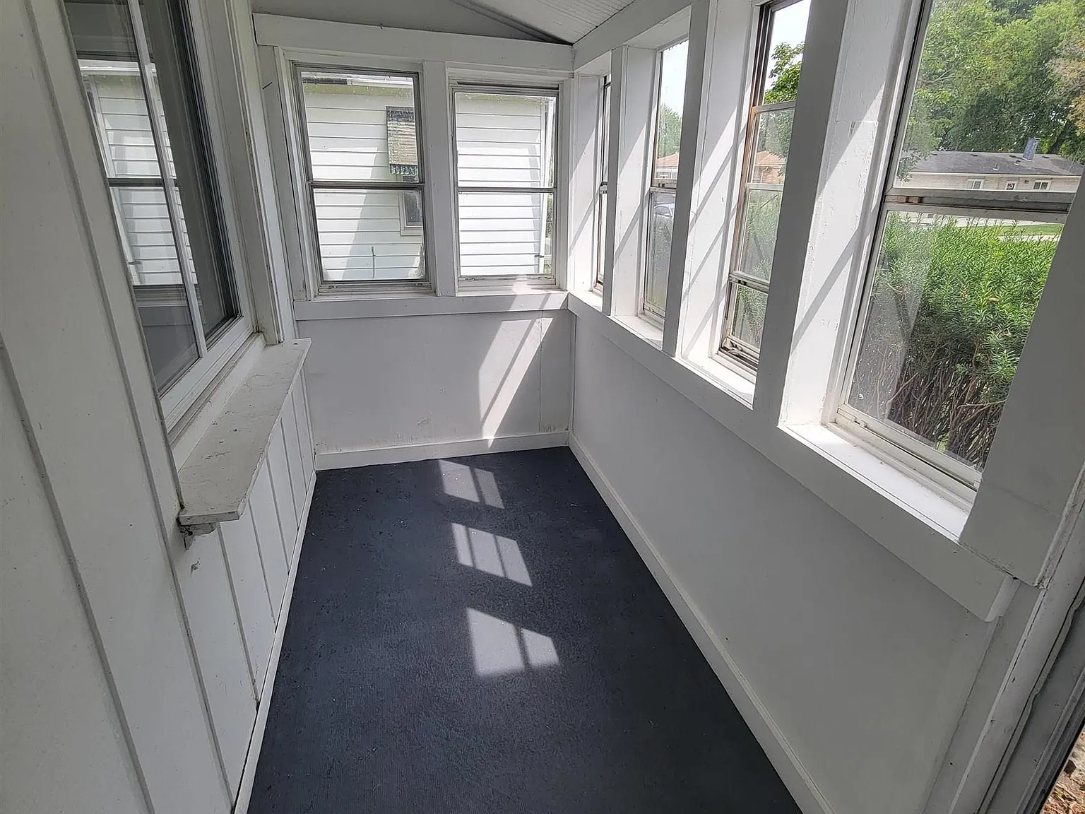3 bed, 1.0 bath, 1602 sqft, $1,200 — Photo 2