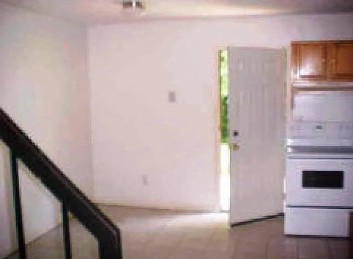 2 bed, 1.5 bath, 1000 sqft, $1,175 — Photo 3