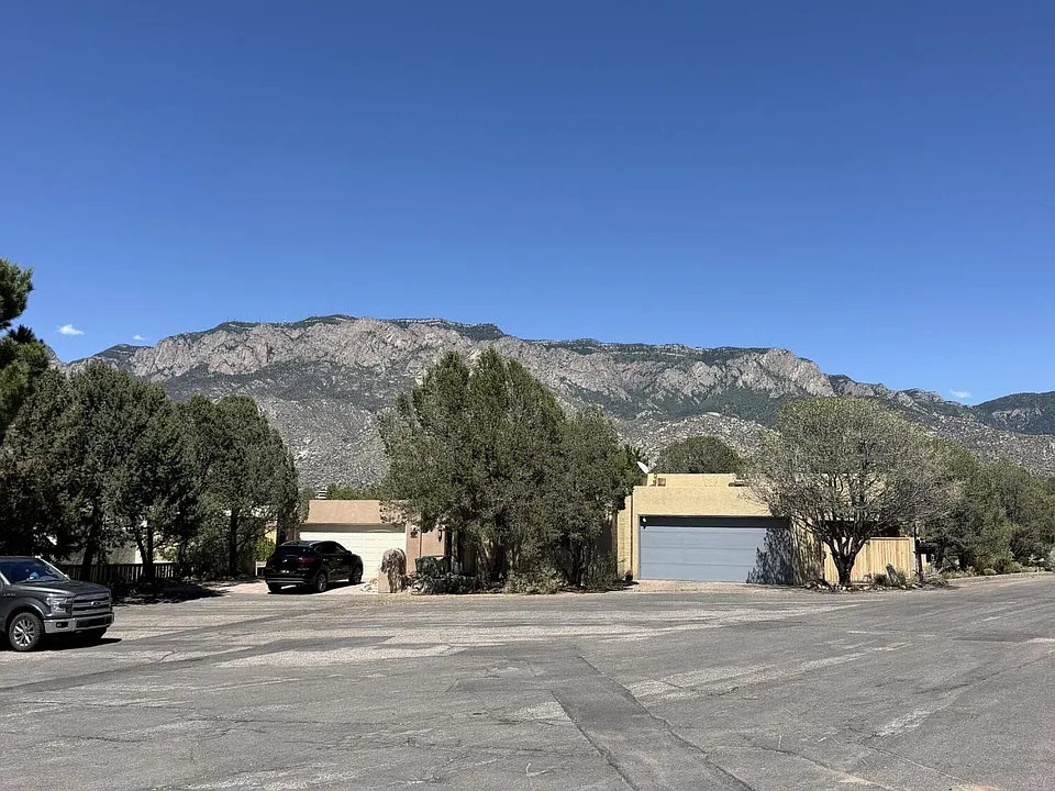 1822 Tramway Terrace Loop NE