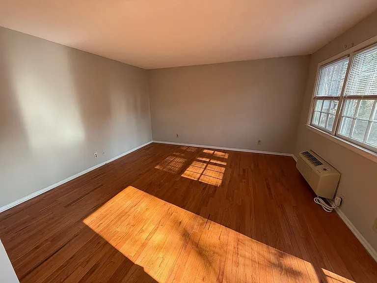 Adorable 1 Bed 1 Bath Apartment with hardwood floors! Washer/Dryer included! — Photo 32