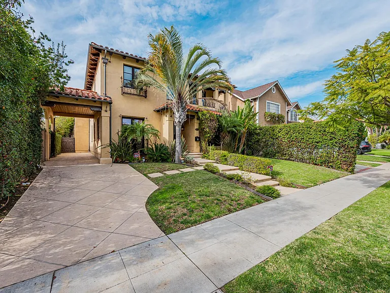 305 N Palm Dr — Photo 2