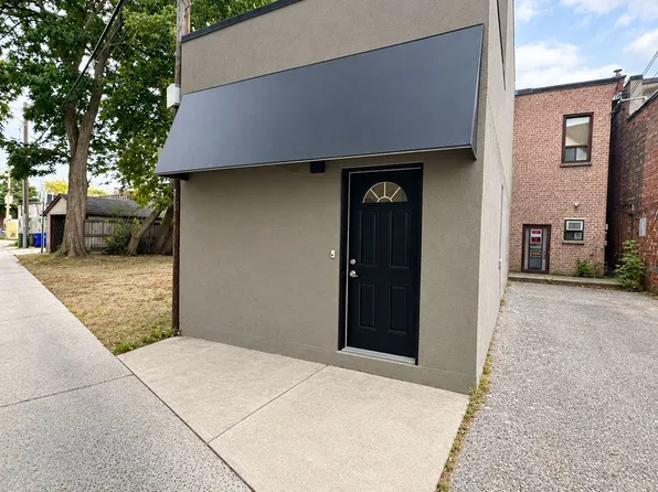 3100 Dundas St W #2, Toronto, ON M6P 1Z8