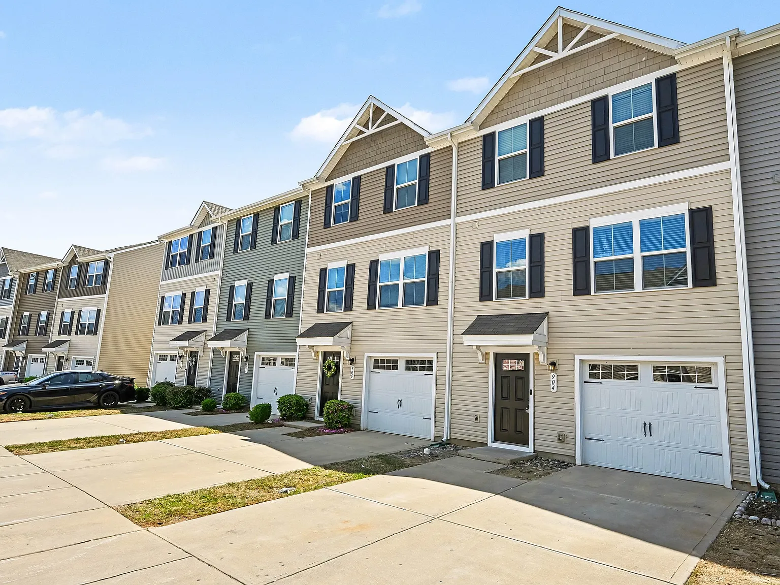 3 bed, 2.5 bath, 1589 sqft, $2,200 — Photo 3