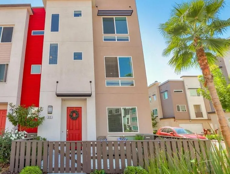 372 Reading Pl — Photo 1