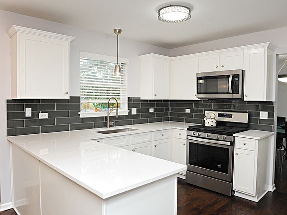3rd image of 348 Yorkshire Dr