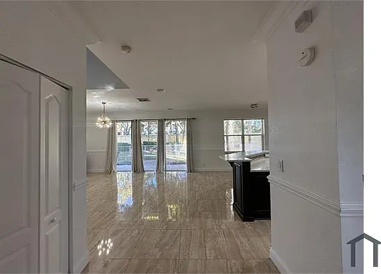 124 Canterbury Pl — Photo 8