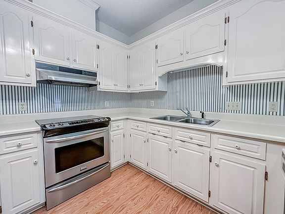4th image of 300 Brookwood Dr