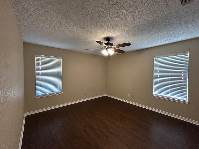 1642 W County Line Rd — Photo 24