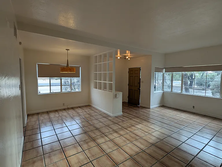 2811 E 6th St #B — Photo 1