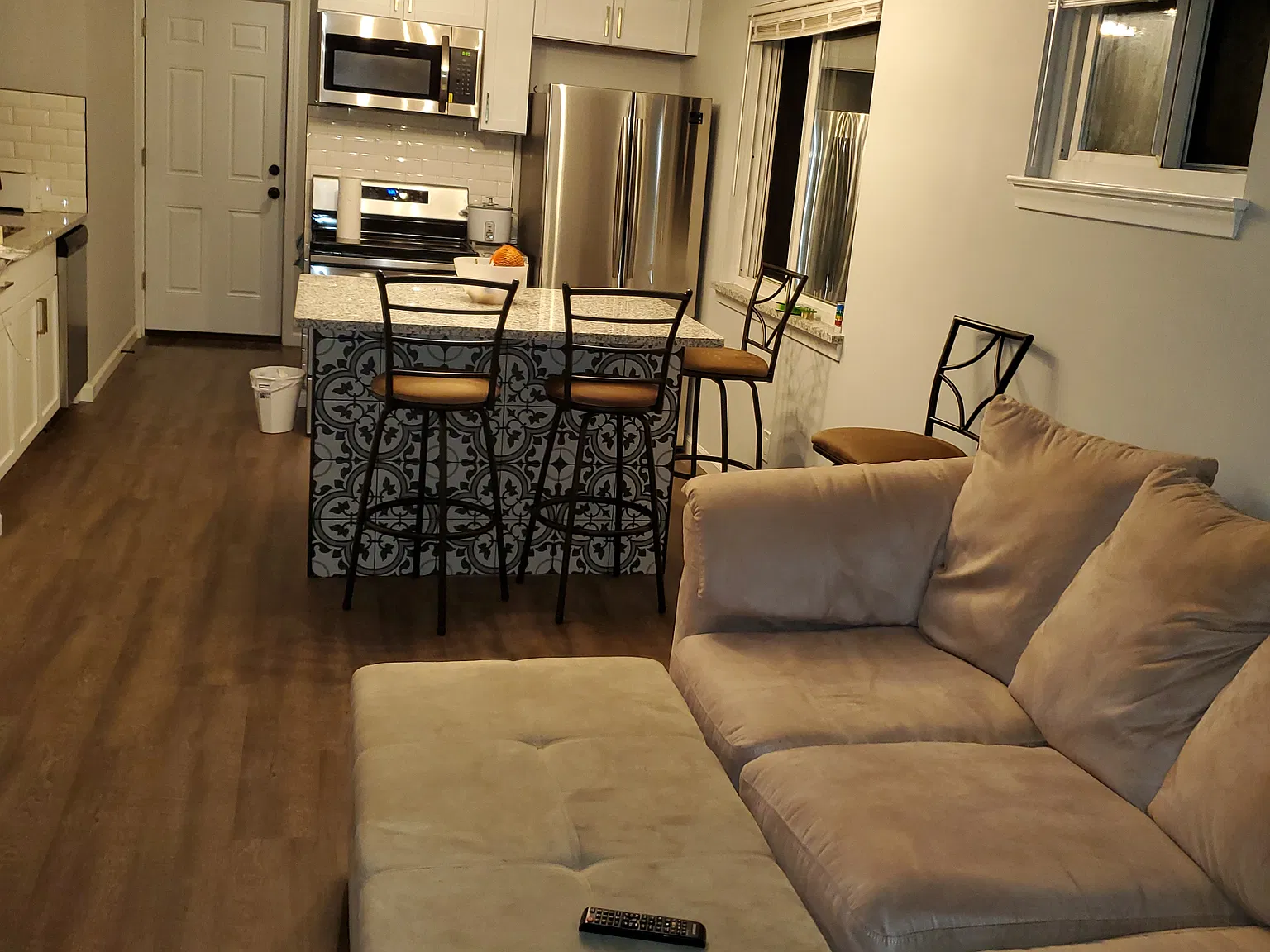 2 bed, 735 sqft, $2,200 — Photo 2