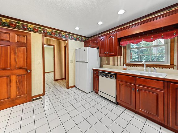 4th image of 1235 Golf Course Rd