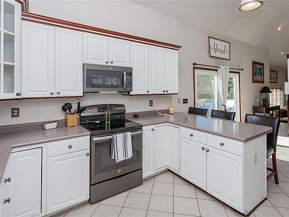3rd image of 9125 NW Lakeridge Ln