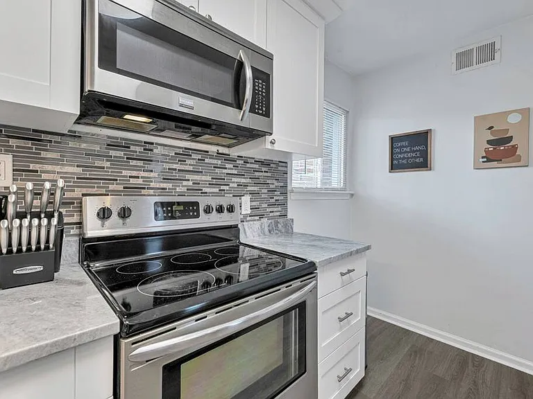 1017 Barclay Sq — Photo 4