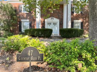 47 Country Club Pl, Belleville, IL 62223