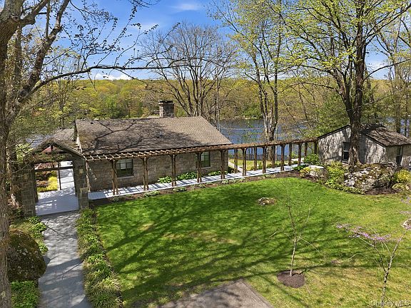 3rd image of 438 Lake Shore Road