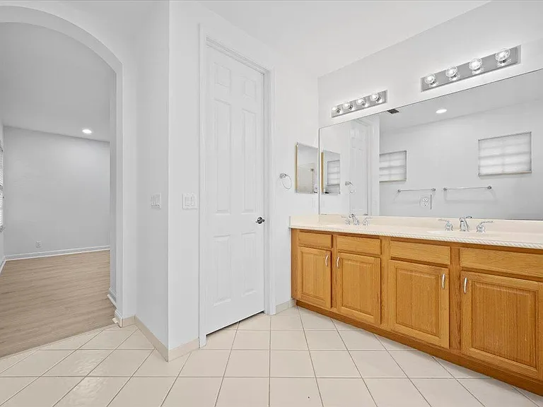 731 Duchess Ct — Photo 16