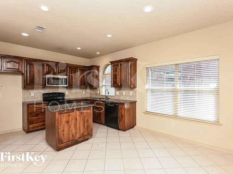 1013 Jodie Dr — Photo 7
