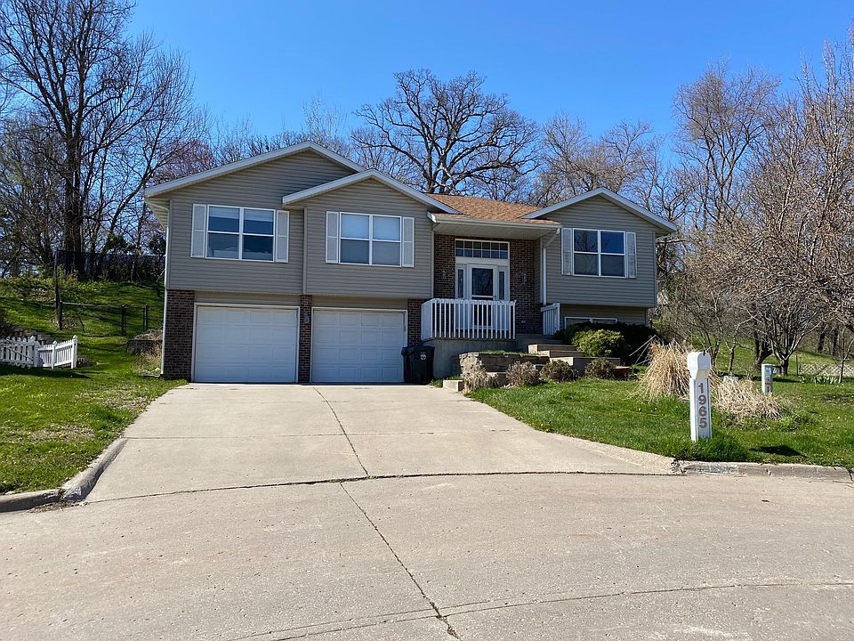 Large, well-kept home on cul-de-sac.