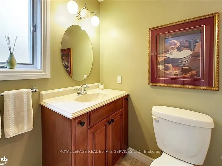 112 Bruce St S — Photo 15