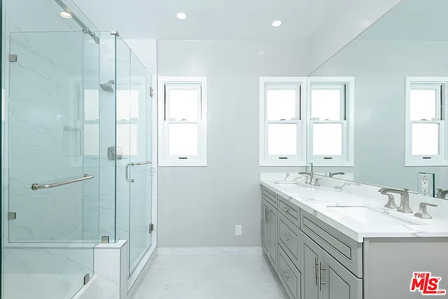 1179 S Hayworth Ave — Photo 14
