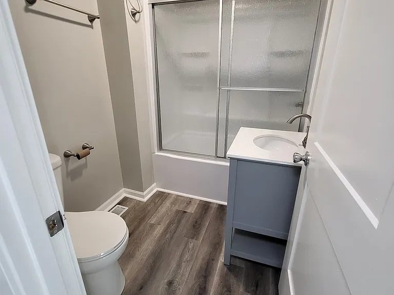 Full Bathroom serving bedroom 1 and Bedroom 2