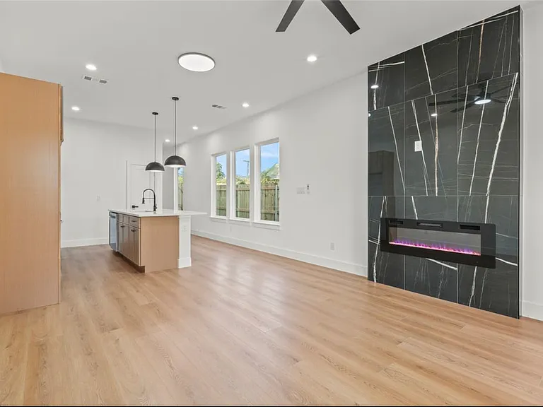 3523 S Harwood St — Photo 5