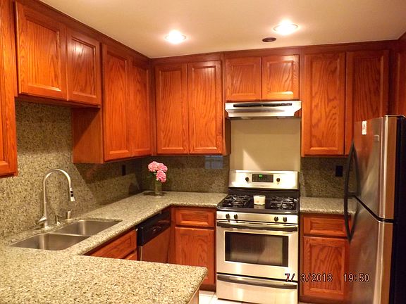 Kitchen w/stainless applianc