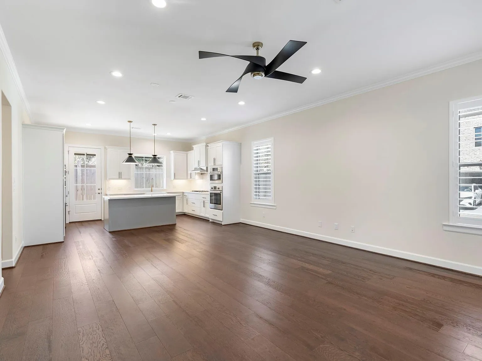 3 bed, 2.5 bath, 2204 sqft, $3,950 — Photo 4