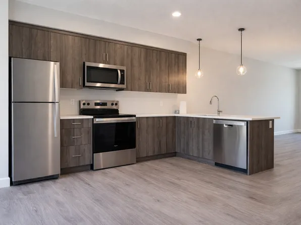 208 Shawnee Gdns SW #208, Calgary, AB T2Y 2V1