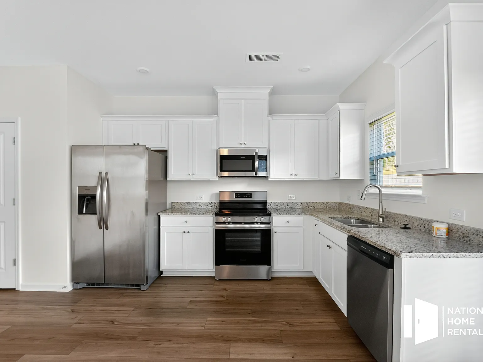 3 bed, 2.5 bath, 1382 sqft, $2,095 — Photo 4