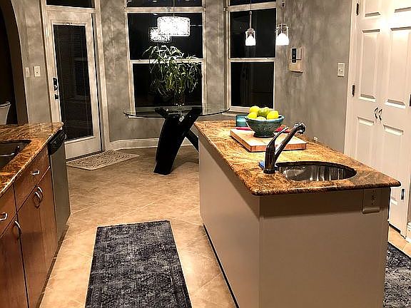 Kitchen and breakfast 