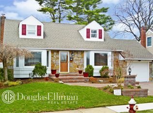 17 Leonard Rd, Syosset, NY 11791