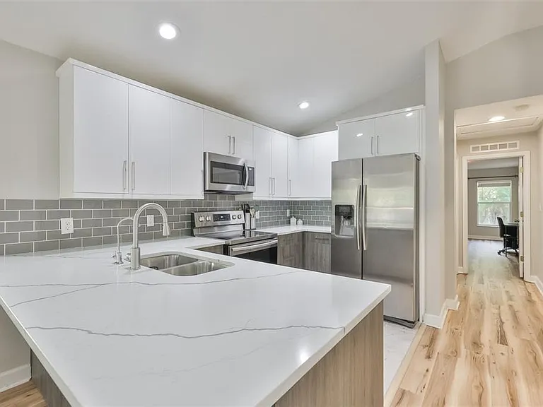 2331 W Chestnut St — Photo 16