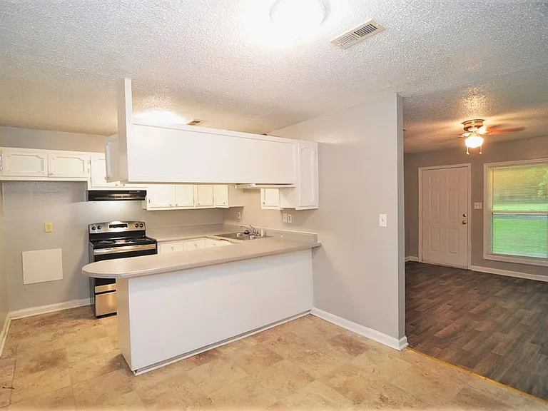 2425 Tuxedo Dr NW — Photo 1