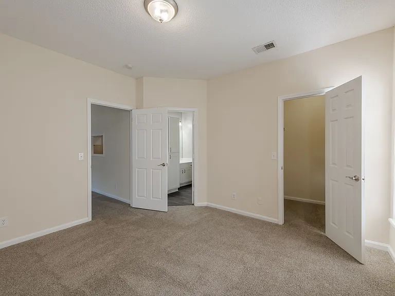 Abbington Place Apartments — Photo 13