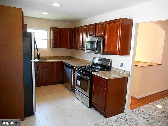 Kitchen w/granite counters