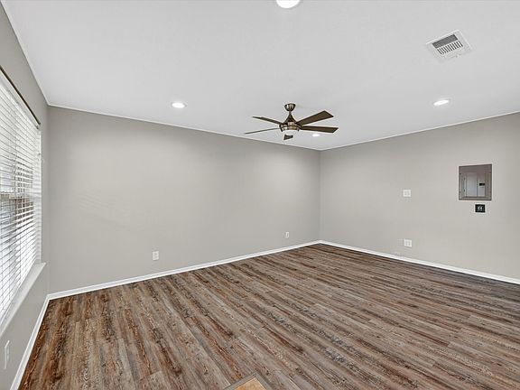 5th image of 7929 Royal Ln APT 220